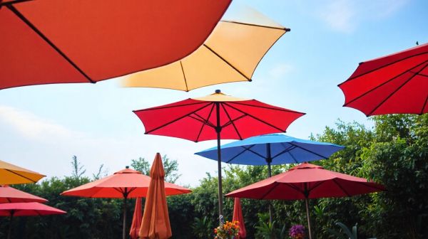 Découvrez notre sélection de parasols inclinables pour les événements en plein air